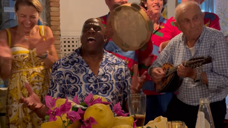 La leggenda Nba Magic Johnson a Capri con famiglia e amici tra aragoste e piatti personalizzati
