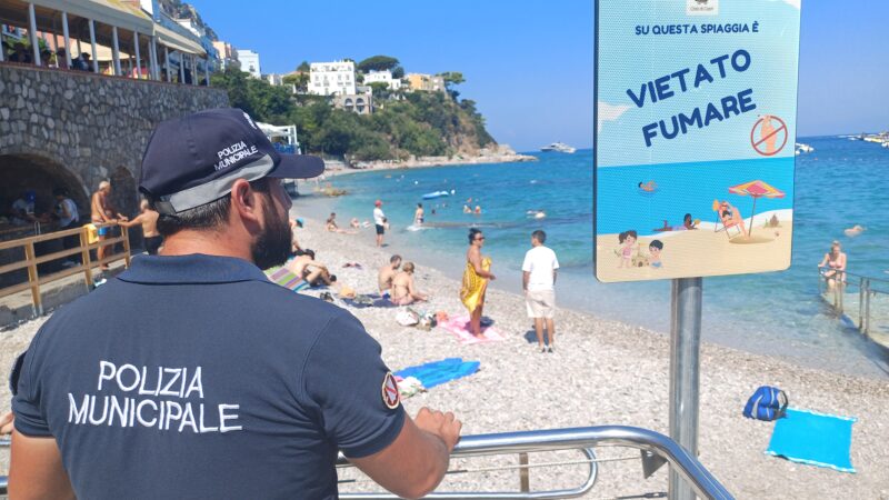 Divieto di fumo sulle spiagge di Capri: installata la segnaletica (video e foto)