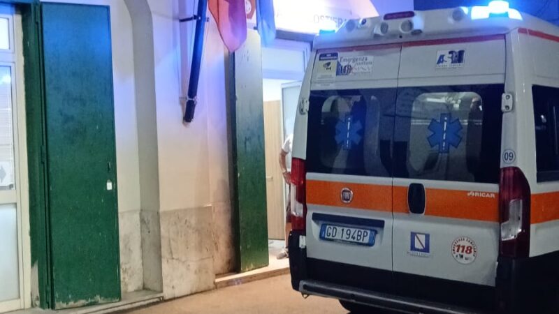 Motovedetta della Guardia Costiera di Capri soccorre escursionista in difficoltà alla Baia di Ieranto, la donna affidata alle cure del 118 sull’isola