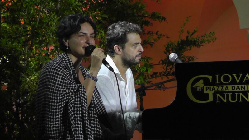Arisa a sorpresa alla manifestazione “Jazz Inn Capri”: canti (e baci) con il nuovo fidanzato. Sintesi video della serata