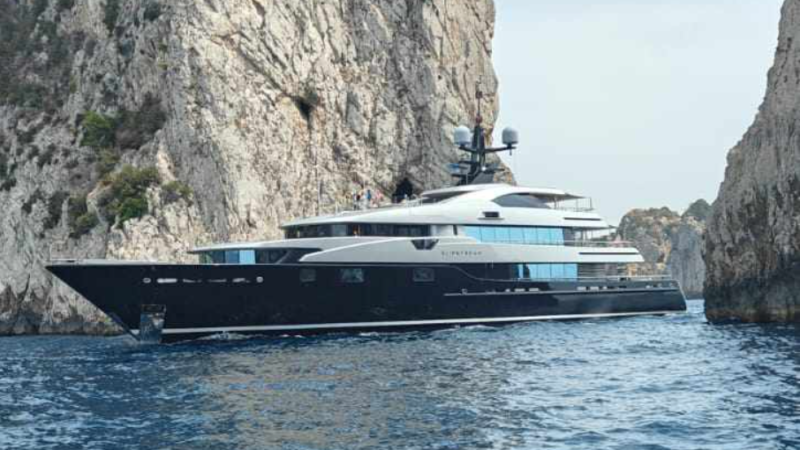 Yacht sorpreso dai carabinieri del servizio navale di Capri a transitare tra i Faraglioni: sanzionato