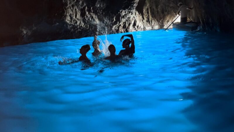 “Azzurra Anacapri” per rivivere la “riscoperta” della Grotta Azzurra, straordinaria esibizione della Nazionale di nuoto artistico (video e foto)