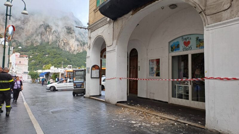 Cadono calcinacci da un palazzo a Capri in via Roma, intervento dei vigili del fuoco (photogallery)