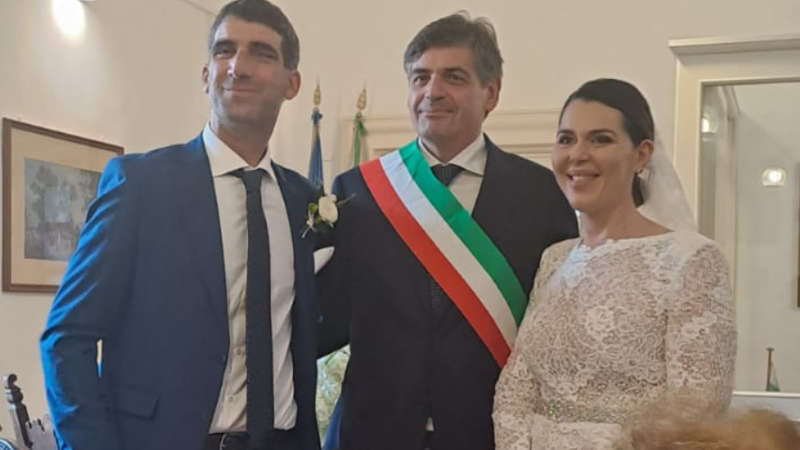 Matrimonio nella sala del Municipio di Capri: auguri agli sposi Francesco e Claudia