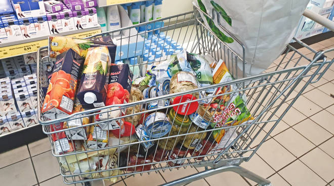 Natale è per tutti, carrelli solidali con la raccolta di prodotti alimentari e doni negli esercizi di Capri e Anacapri