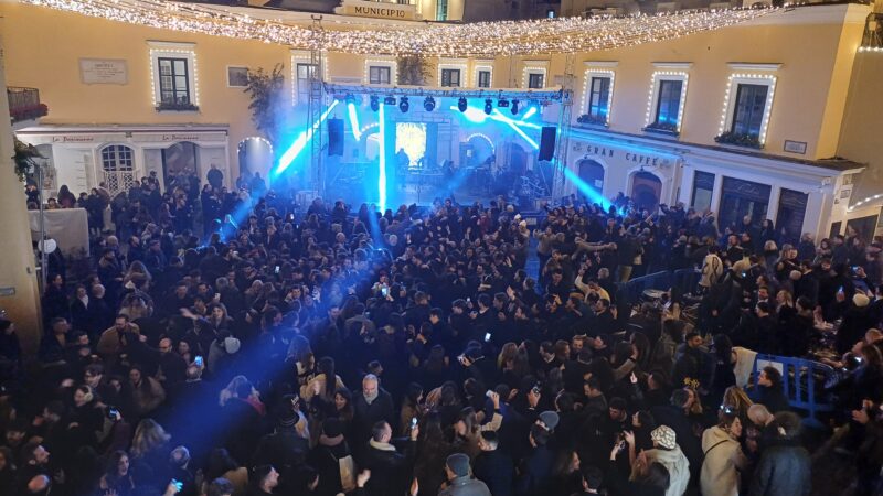 Benvenuto 2025! Video e foto della festa di Capodanno nella Piazzetta di Capri