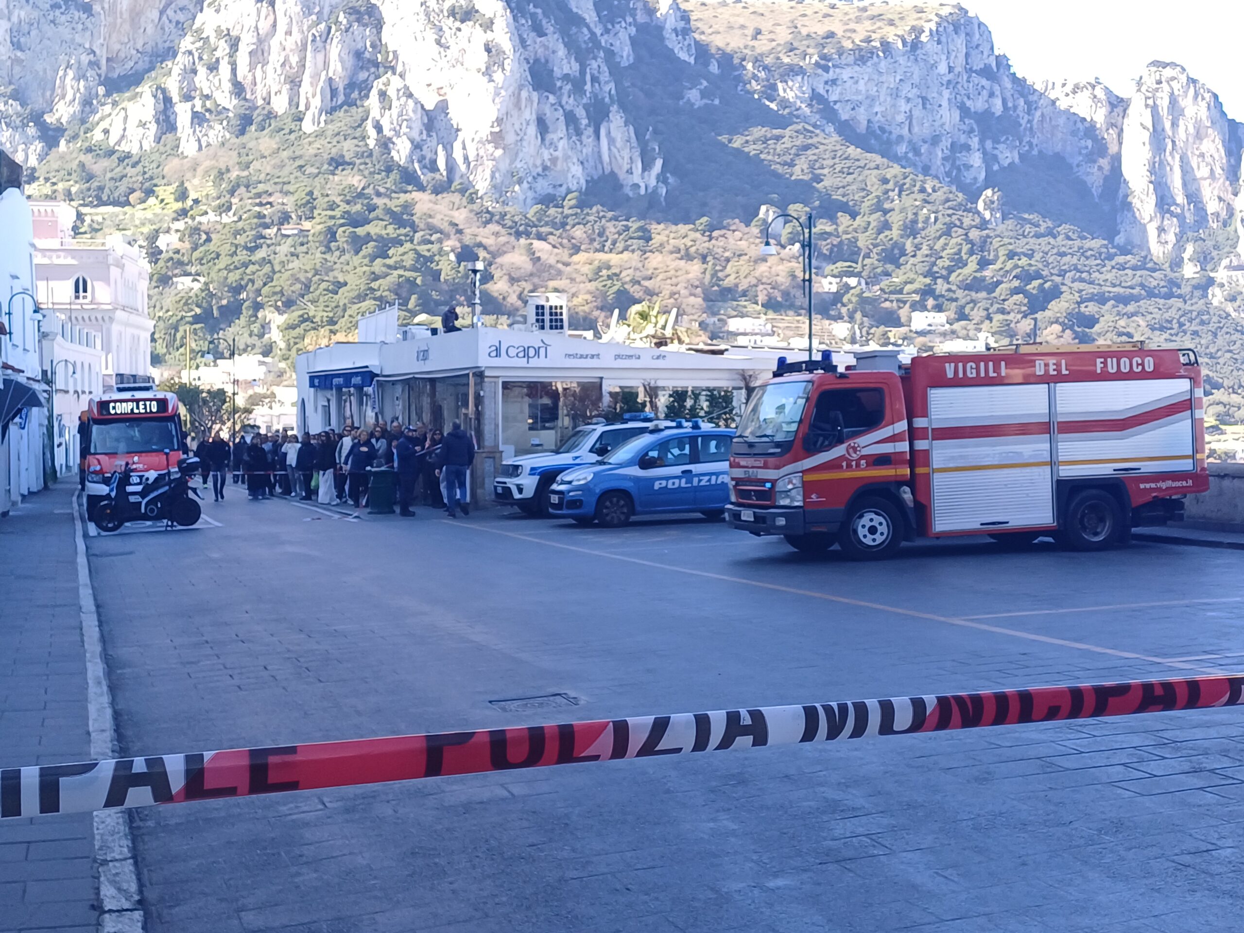 Pezzo di un vecchio traliccio della rete elettrica pericolante a Capri: intervento dei vigili del fuoco (photogallery)