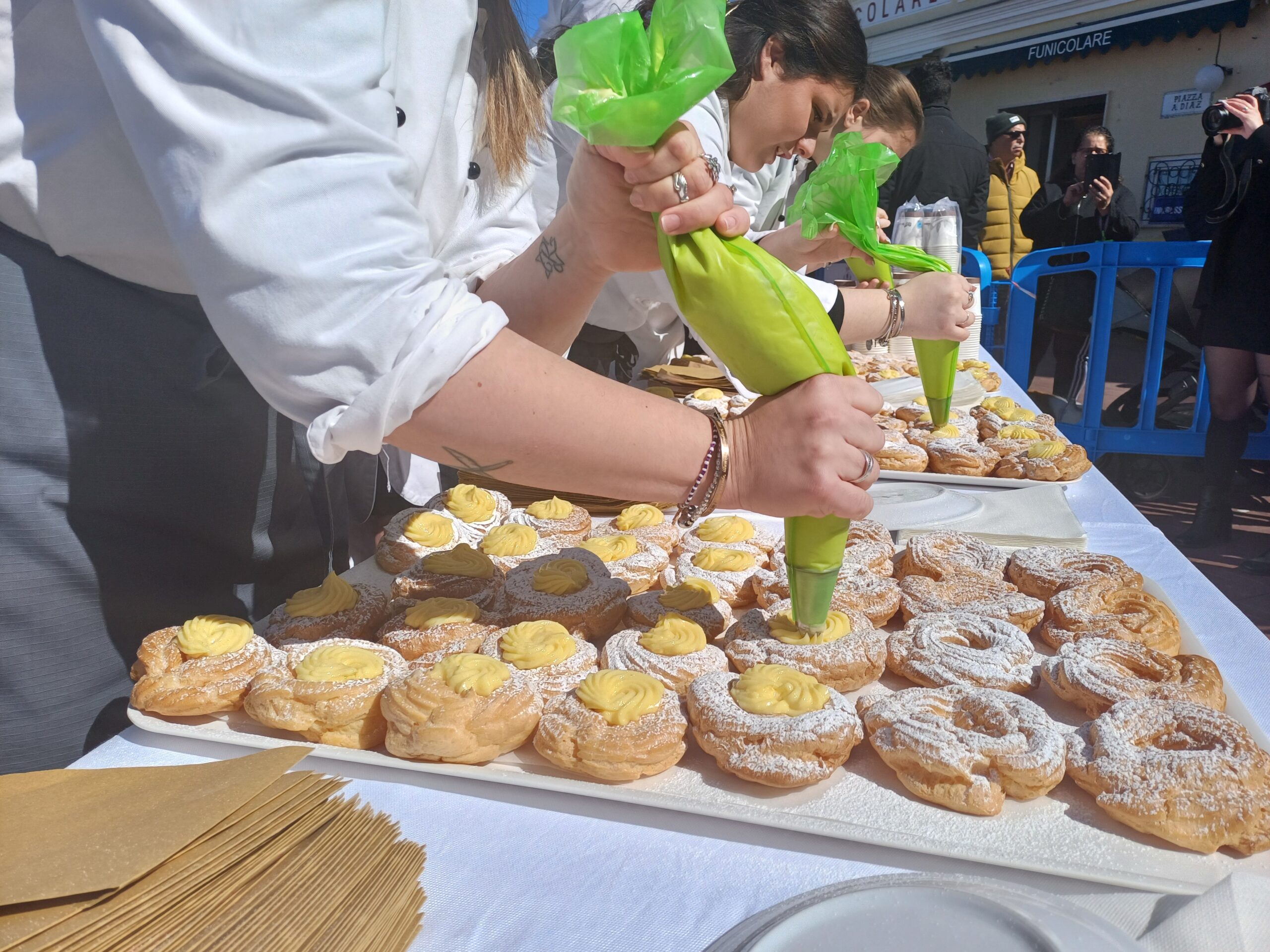 Tradizionale zeppolata di San Giuseppe nella Piazzetta di Capri (photogallery)