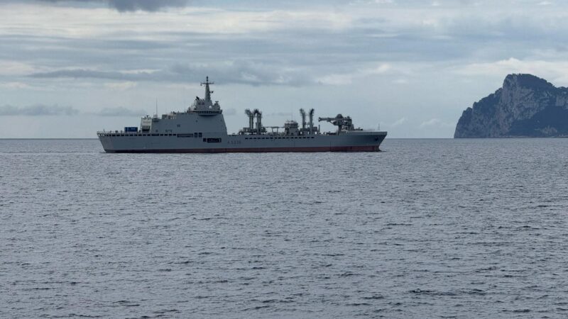 Prove in mare nelle acque di Capri per Atlante, la nuovissima nave di supporto logistico della Marina Militare