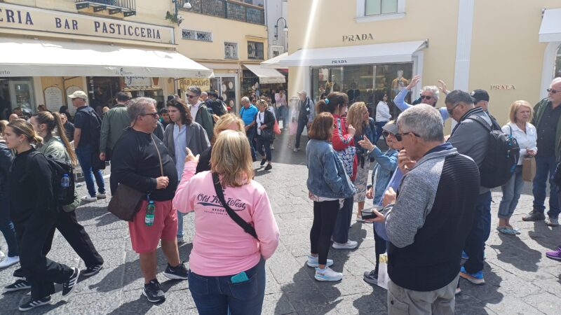 Riparte la stagione turistica: strade di Capri già invase dai vacanzieri (photogallery)
