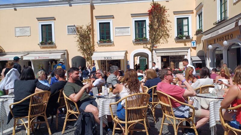 Festività di Pasqua a Capri con il sole: l’isola si popola di turisti e vacanzieri italiani e stranieri (photogallery)