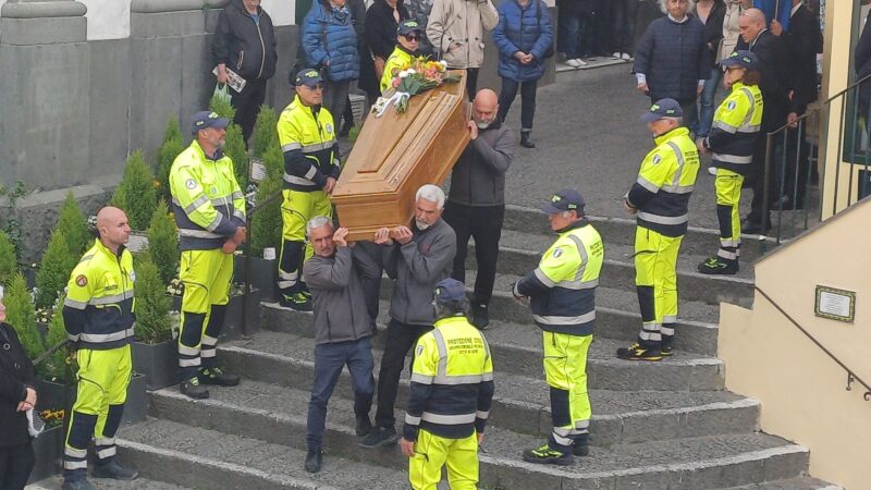 Folla ai funerali di Daniele Vuotto. Il parroco: “Tanta tristezza e senso di impotenza”