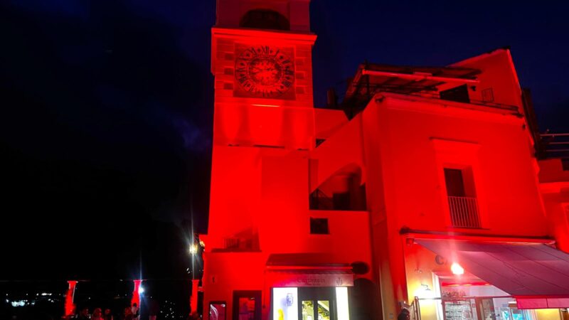 Giornata nazionale per la donazione e il trapianto di organi: Piazzetta di Capri in rosso per una sera