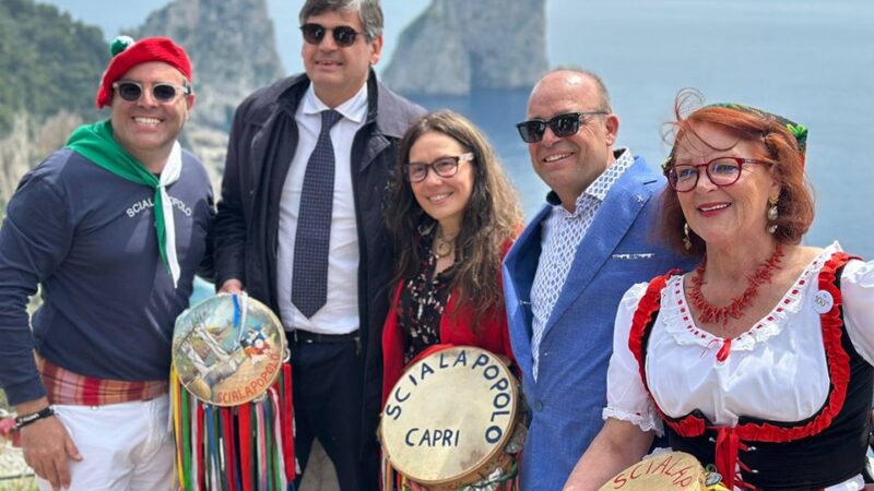 Il ministro Locatelli ai Giardini di Augusto, momento musicale con Scialapopolo: “A Capri una comunità ospitale, generosa, che lavora con straordinaria umanità al servizio degli altri”