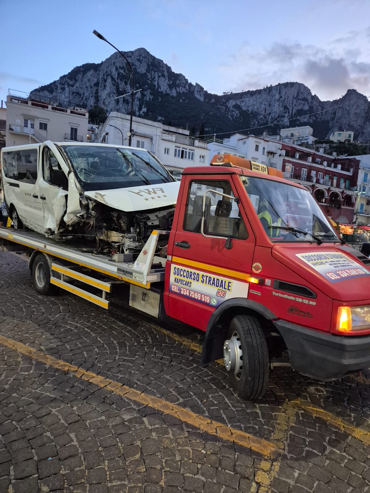 Liberata via Marina Piccola dopo il brutto incidente dell’altra notte, la “courtesy car” prelevata da un carroattrezzi e portata a Napoli