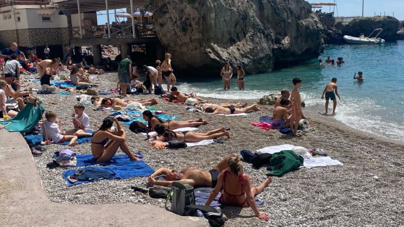 Pasqua a Capri, bel tempo e voglia di mare: le foto da Marina Piccola