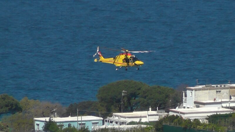 Troppo vento all’eliporto di Damecuta, atterraggio d’emergenza per l’elicottero del 118 al campo San Costanzo di Capri