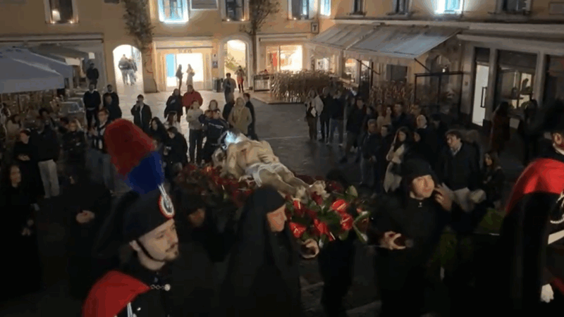 Una selezione di foto della processione del Cristo Morto nelle strade di Capri