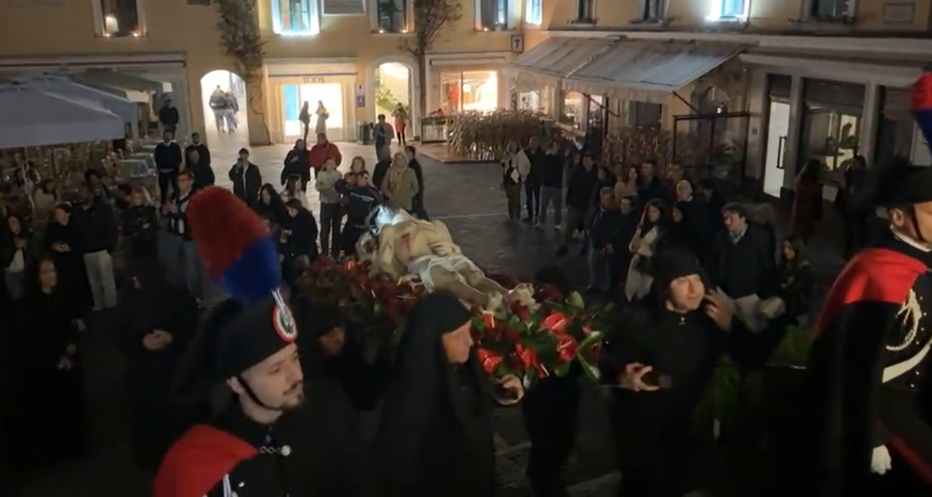 Una selezione di foto della processione del Cristo Morto nelle strade di Capri