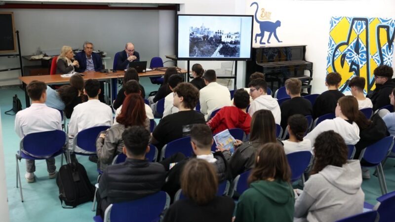 Capri e l’arte dell’ospitalità attraverso i secoli: il libro donato agli studenti di scuola superiore dell’isola