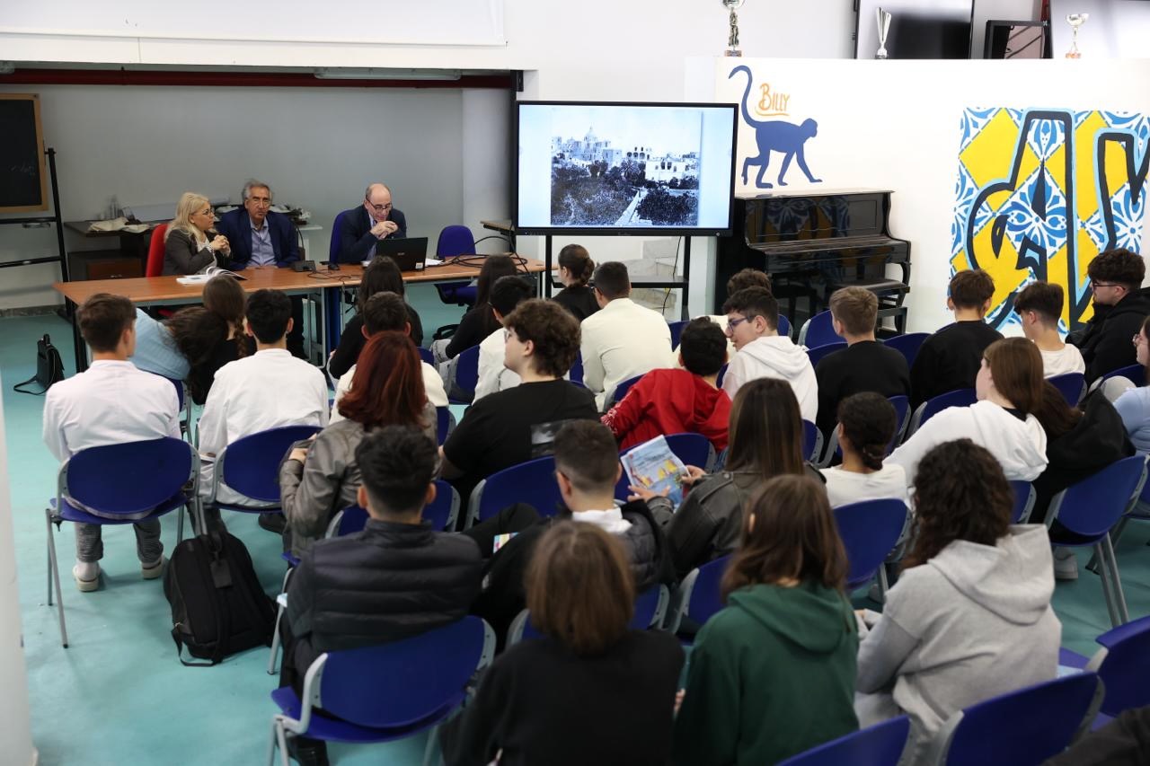 Capri e l’arte dell’ospitalità attraverso i secoli: il libro donato agli studenti di scuola superiore dell’isola
