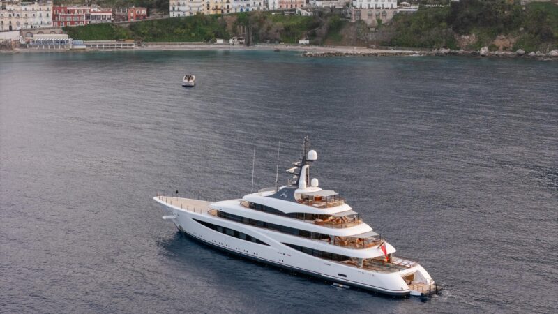 Inizia la stagione dei grandi yacht a Capri: ad “inaugurarla” l’arrivo di “Juice” e “Roma”