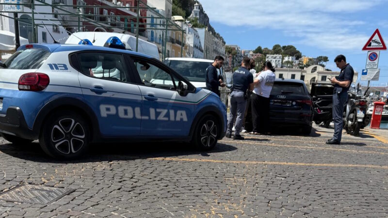Furto a Capri: ladra ruba in una gioielleria di Marina Grande, fermata dalla Polizia