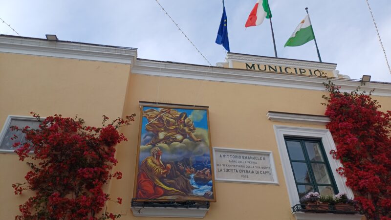 Il quadro di San Costanzo quest’anno “svelato” sulla facciata centrale del Municipio: iniziano con una novità i festeggiamenti per il patrono di Capri