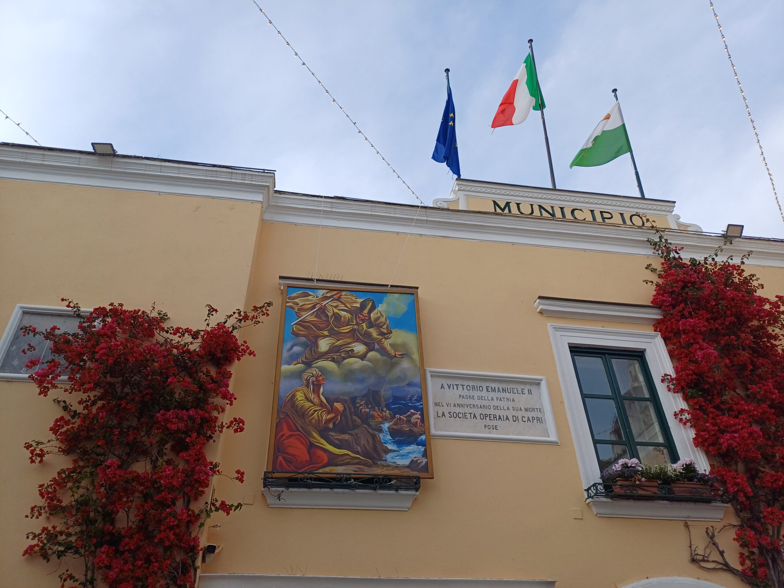 Il quadro di San Costanzo quest’anno “svelato” sulla facciata centrale del Municipio: iniziano con una novità i festeggiamenti per il patrono di Capri