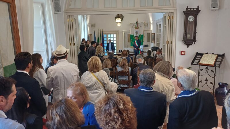 Consegnati i premi “Campanile d’Oro Isola di Capri” nella sala consiliare gremita. Il video della cerimonia