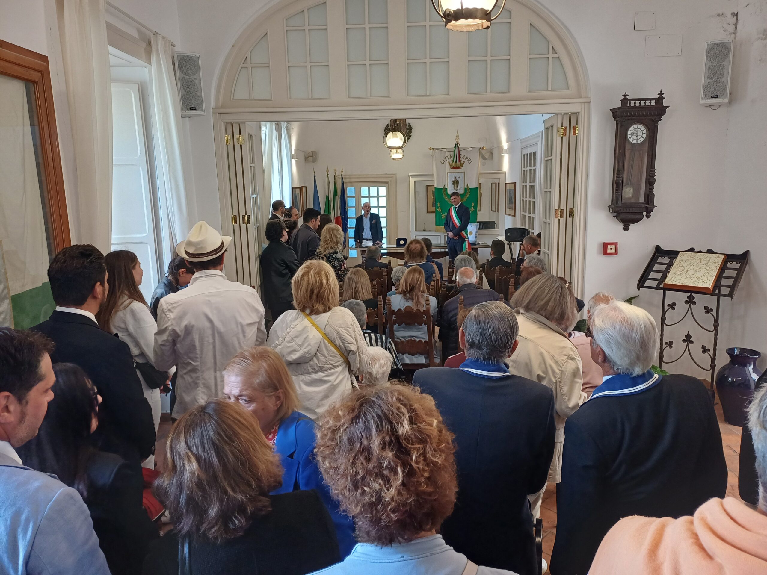 Consegnati i premi “Campanile d’Oro Isola di Capri” nella sala consiliare gremita. Il video della cerimonia