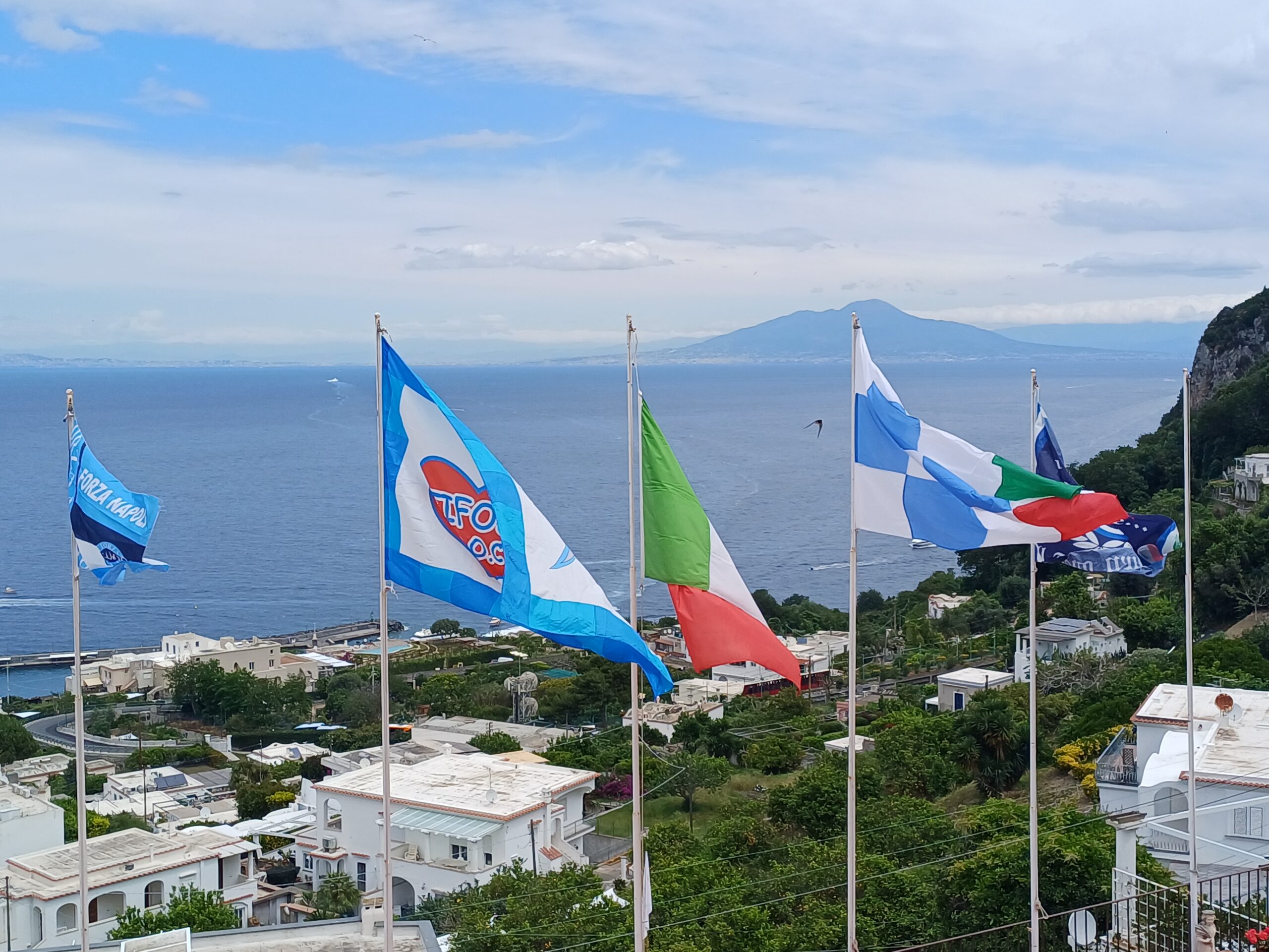 Bandiere e addobbi per lo scudetto del Napoli: una selezione di foto da Capri e Anacapri