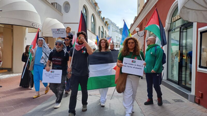 “Fermate il genocidio in Palestina”, manifestazione nelle strade di Capri (photogallery e video del corteo)