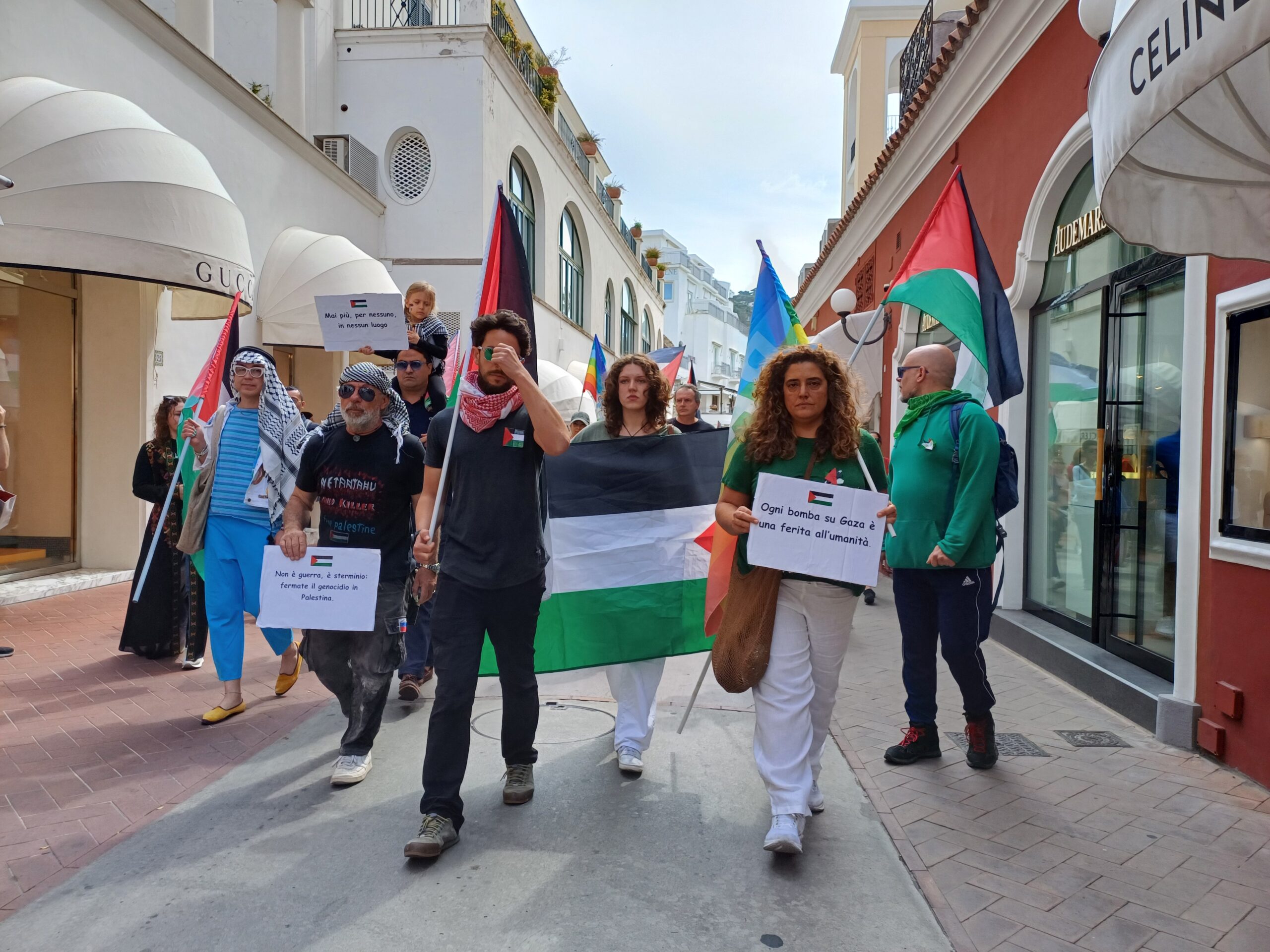 “Fermate il genocidio in Palestina”, manifestazione nelle strade di Capri (photogallery e video del corteo)