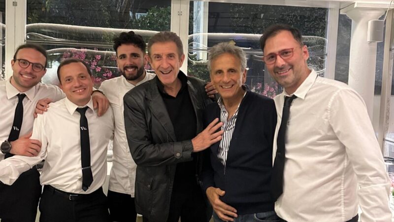 Ezio Greggio a Capri: la foto con lo staff di Villa Verde