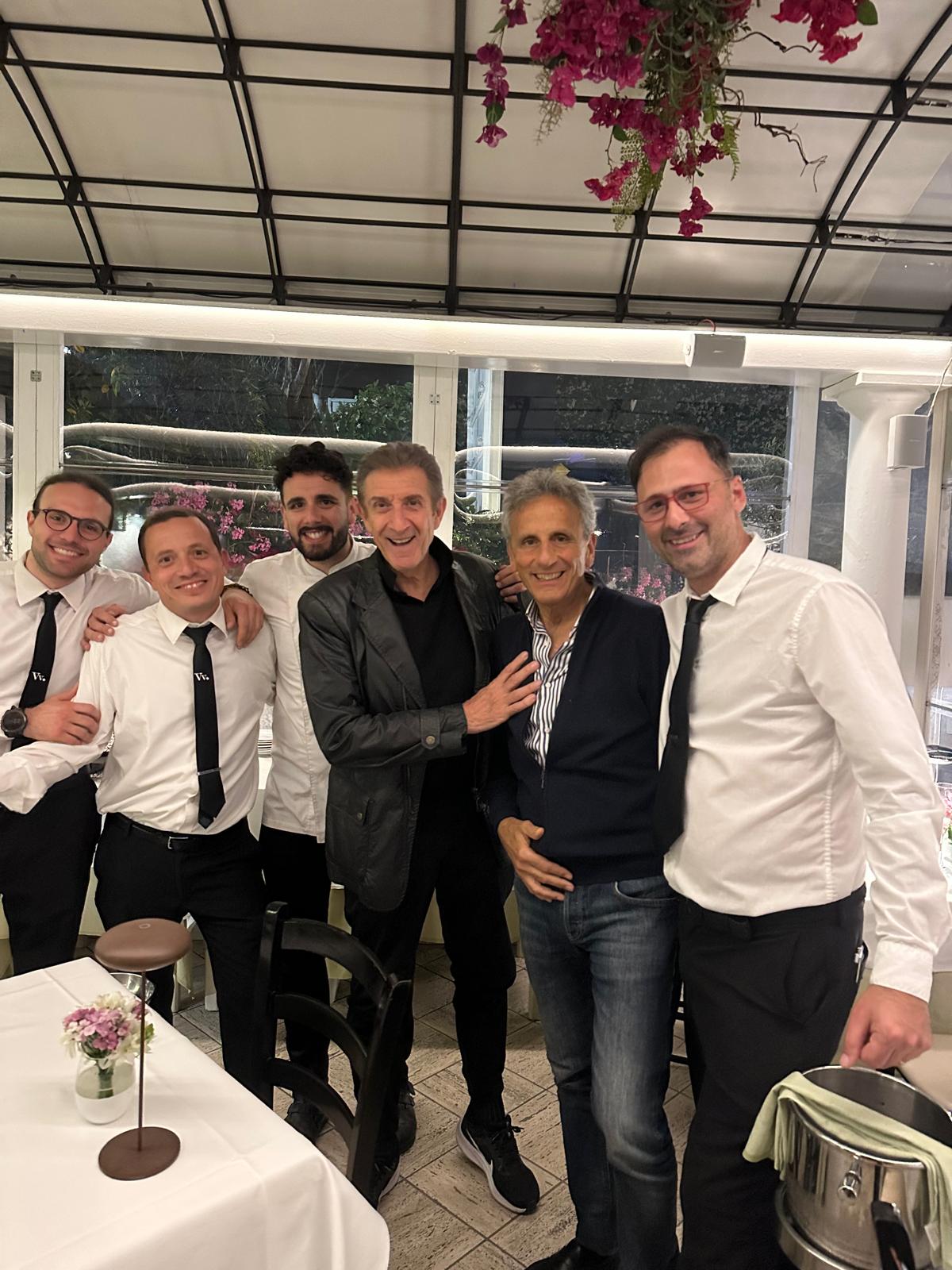 Ezio Greggio a Capri: la foto con lo staff di Villa Verde