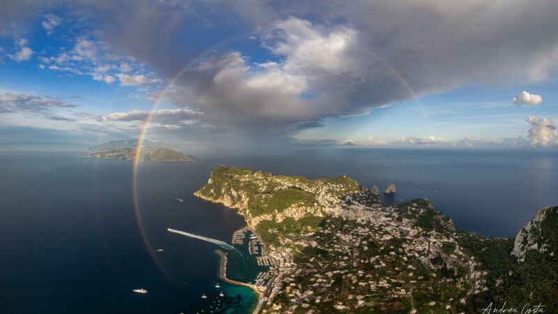 Un enorme arcobaleno abbraccia tutta Capri: la superlativa ed emozionante foto di Andrea Costa