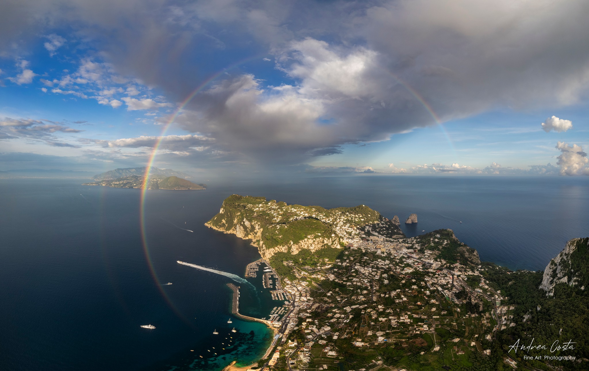 Un enorme arcobaleno abbraccia tutta Capri: la superlativa ed emozionante foto di Andrea Costa