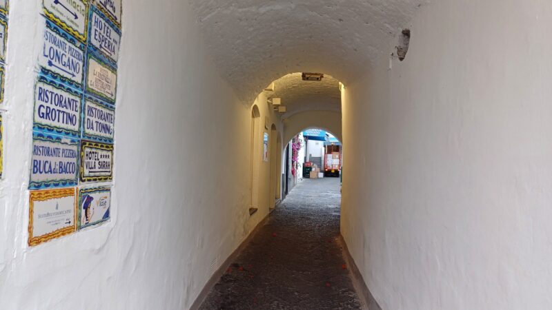 Interventi di manutenzione in archi e strade di Capri. L’amministrazione: “Ridiamo decoro e dignità a zone troppo spesso dimenticate”