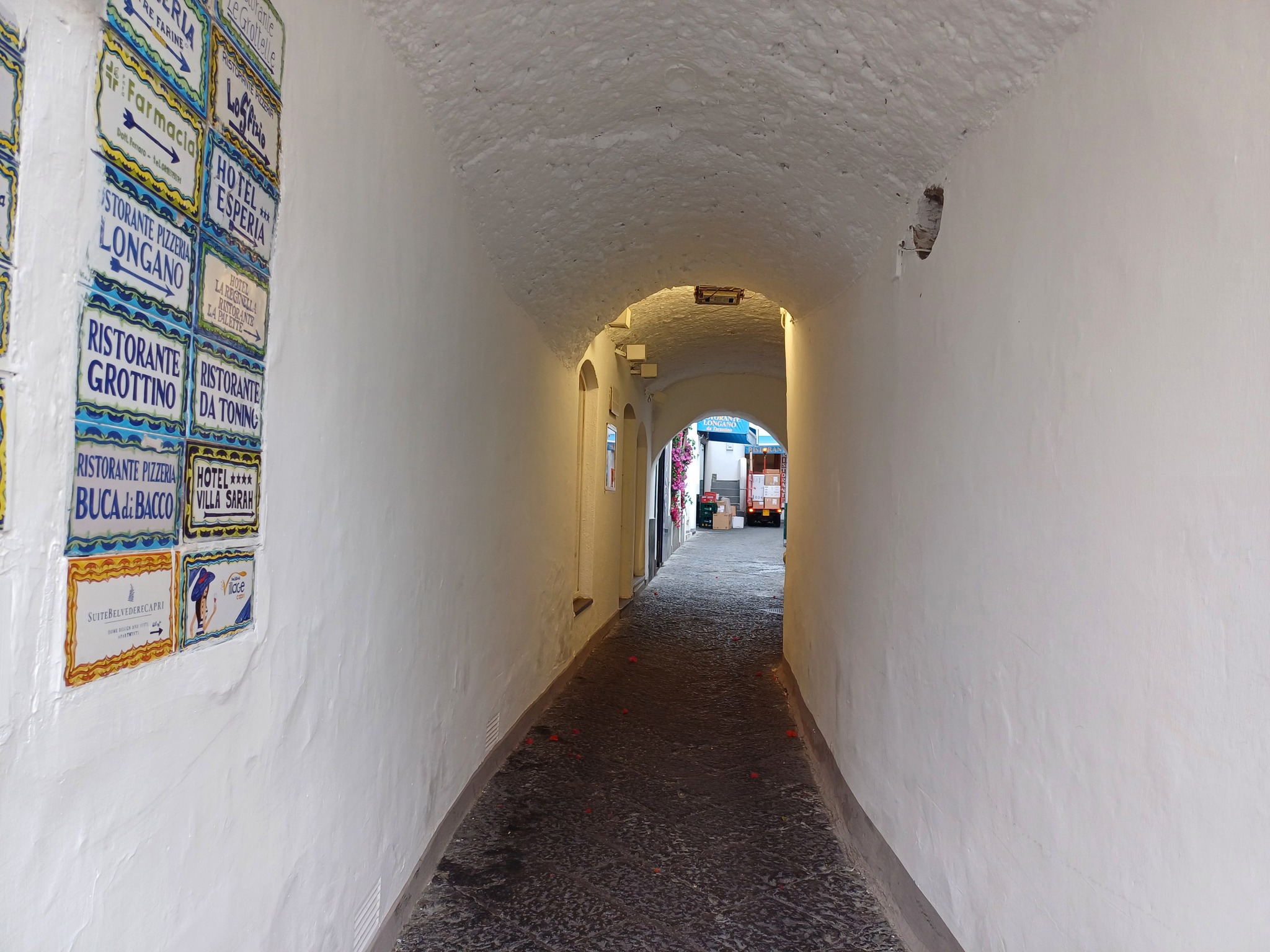 Interventi di manutenzione in archi e strade di Capri. L’amministrazione: “Ridiamo decoro e dignità a zone troppo spesso dimenticate”