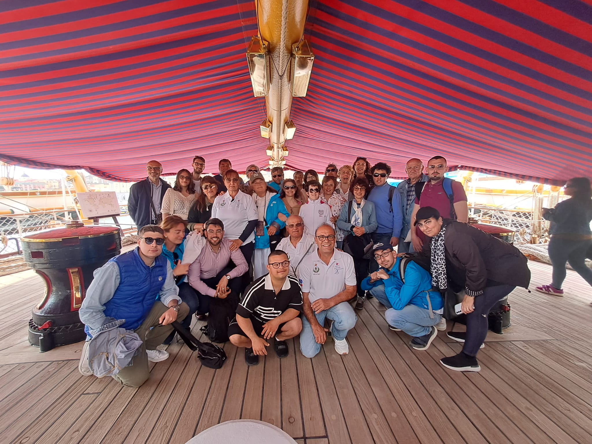 Il gruppo di Capri Senza Barriere e della Sciuscella di Anacapri in visita all’Amerigo Vespucci