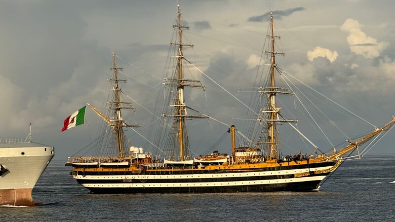 Le foto dell’arrivo nel golfo di Napoli dell’Amerigo Vespucci