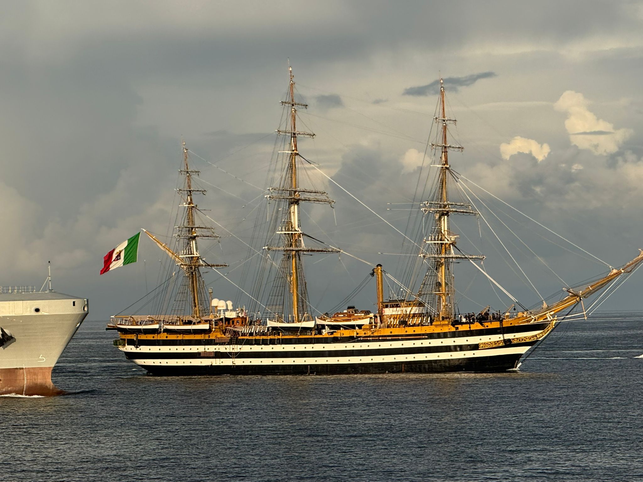 Le foto dell’arrivo nel golfo di Napoli dell’Amerigo Vespucci