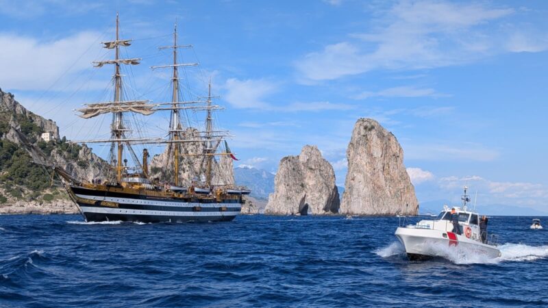 L’Amerigo Vespucci in transito a Capri davanti ai Faraglioni. Le spettacolari foto