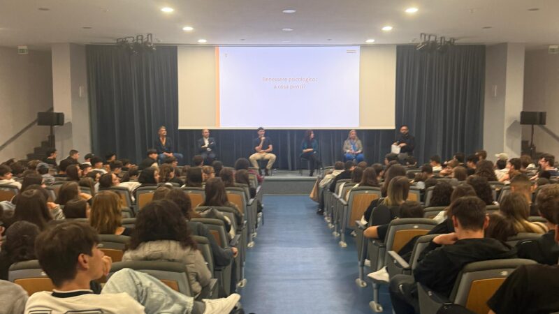 “Chi sei quando nessuno ti guarda?”: grande partecipazione all’incontro promosso da That’s Amore Capri sul sostegno psicologico agli adolescenti