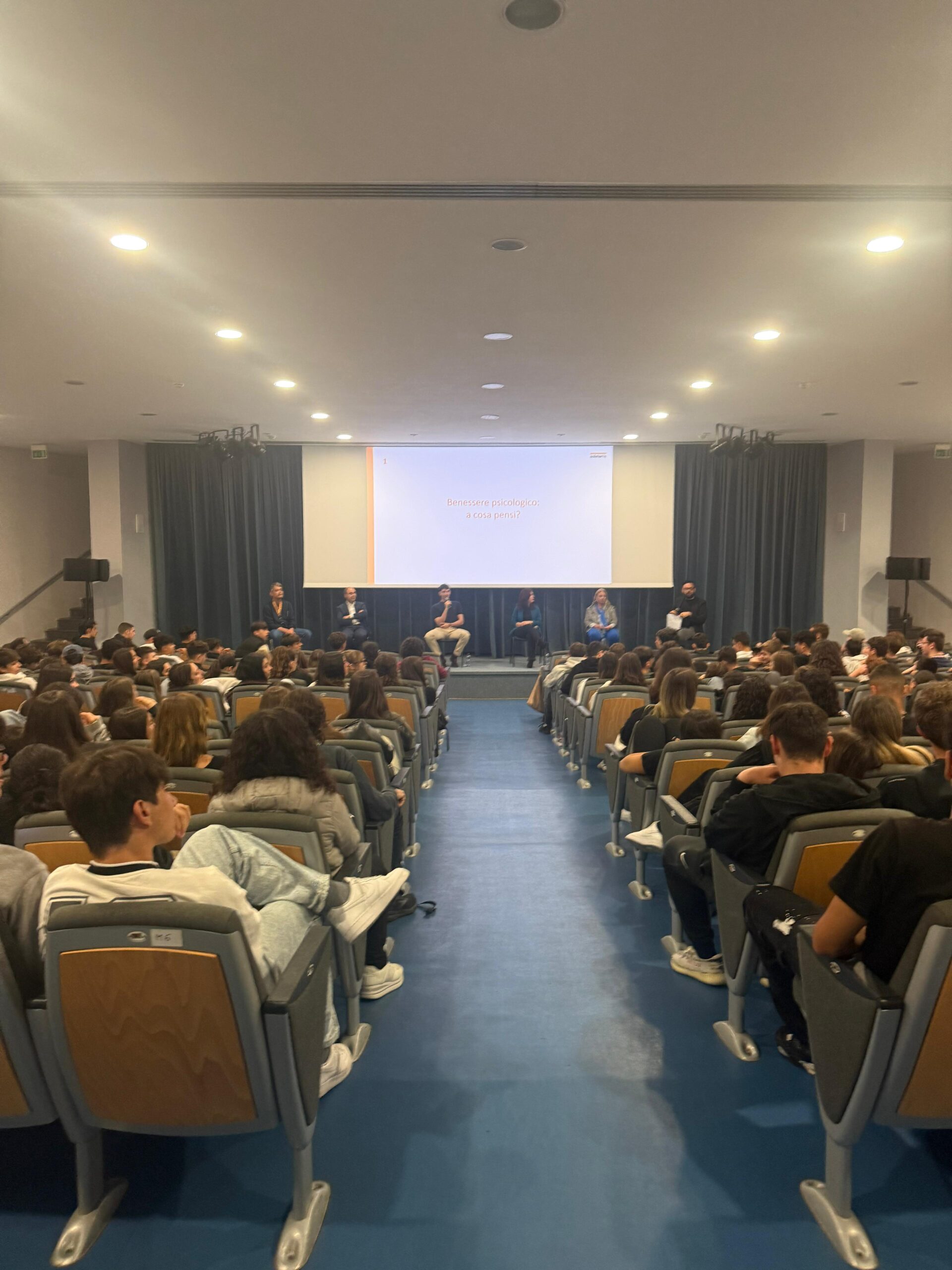 “Chi sei quando nessuno ti guarda?”: grande partecipazione all’incontro promosso da That’s Amore Capri sul sostegno psicologico agli adolescenti