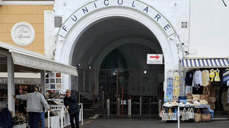 Funicolare di Capri ferma quasi un’ora e mezza, la domenica è iniziata all’insegna dei disagi. Il servizio è ripreso solo alle 9
