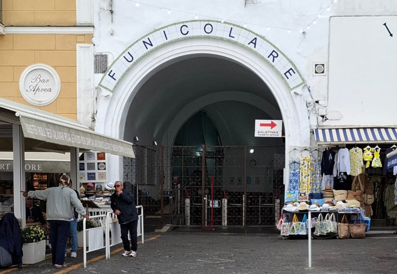 Funicolare di Capri ferma quasi un’ora e mezza, la domenica è iniziata all’insegna dei disagi. Il servizio è ripreso solo alle 9