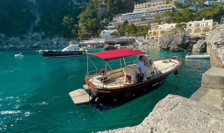 Sbarchi allo Scoglio delle Sirene a Marina Piccola: la gestione dei flussi affidata al Porto Turistico