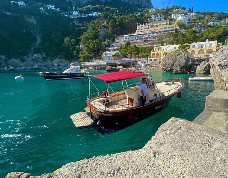 Sbarchi allo Scoglio delle Sirene a Marina Piccola: la gestione dei flussi affidata al Porto Turistico